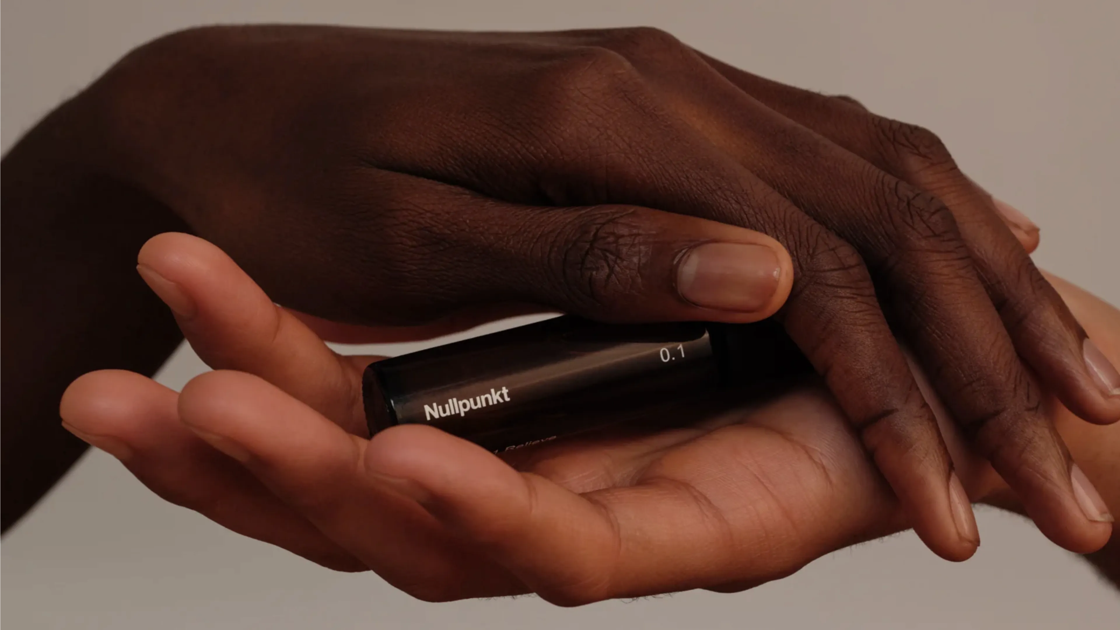 Two hands meeting and holding a Nullpunkt grade